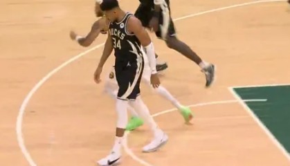 足球直播-疑似受伤？队友积极跑动执行战术，字母哥缓缓走向前场